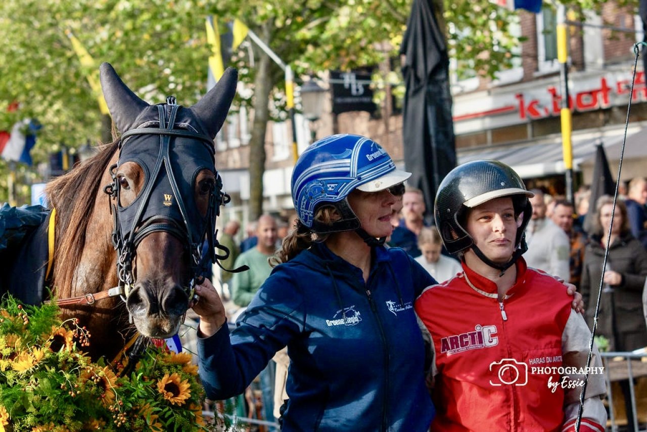 Medusa J met trainer Caroline Aalbers en rijder Rosa Dekker.