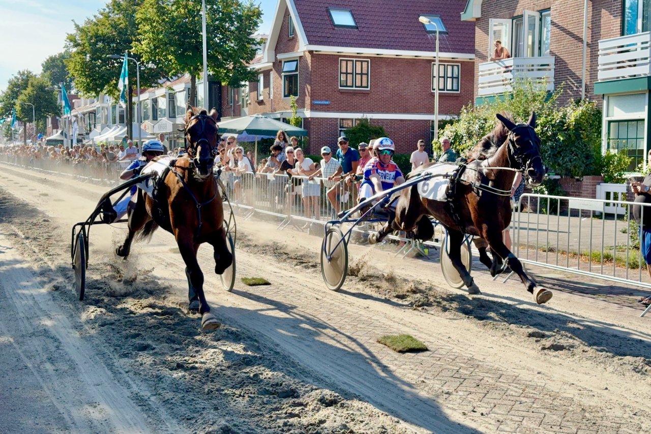 Ottey Black (r) verslaat Olivia Dragon in de finale van IJmuiden.