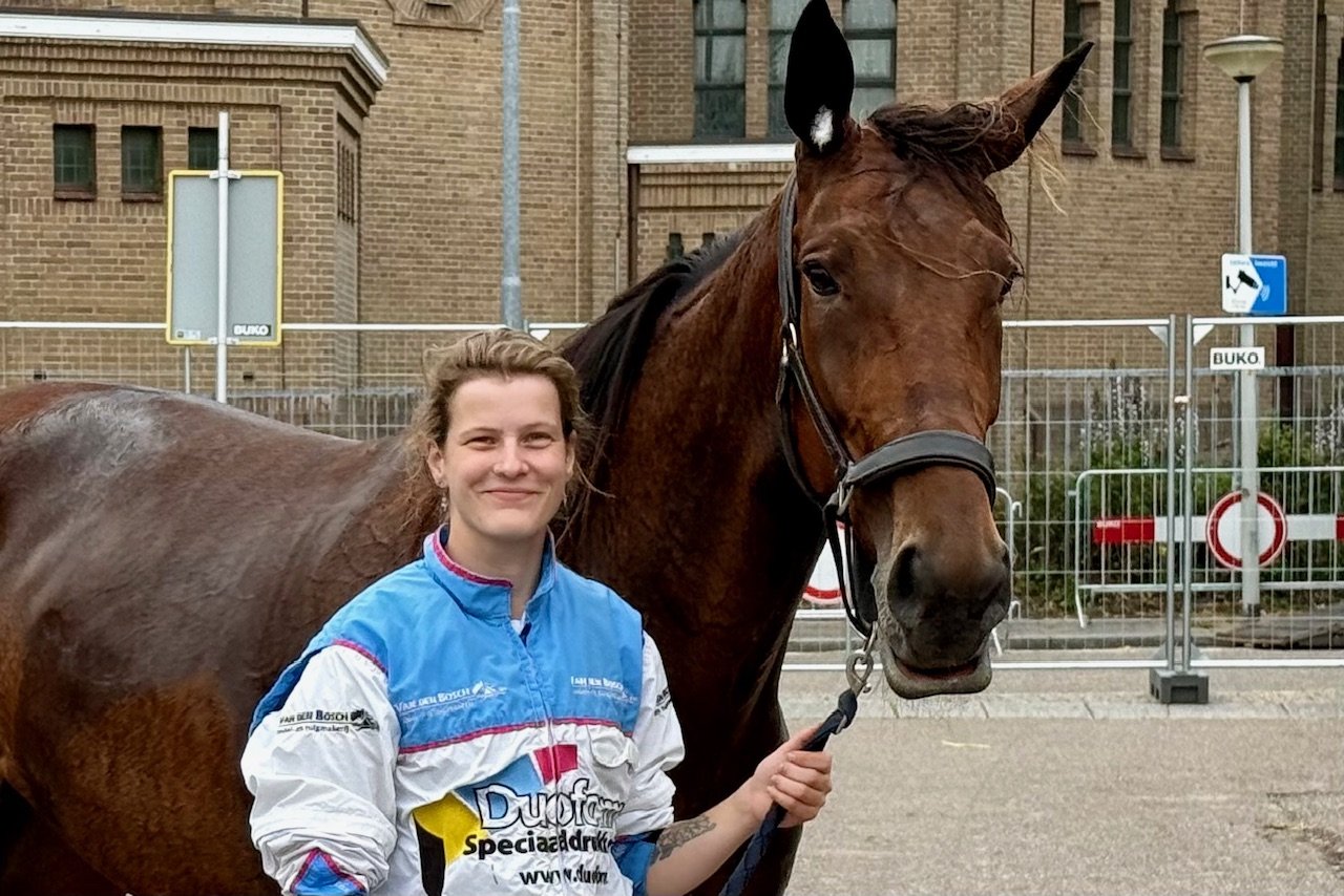 Cassiopea Font en rijdster Rosa Dekker genieten op het stalterrein na van de overwinning.